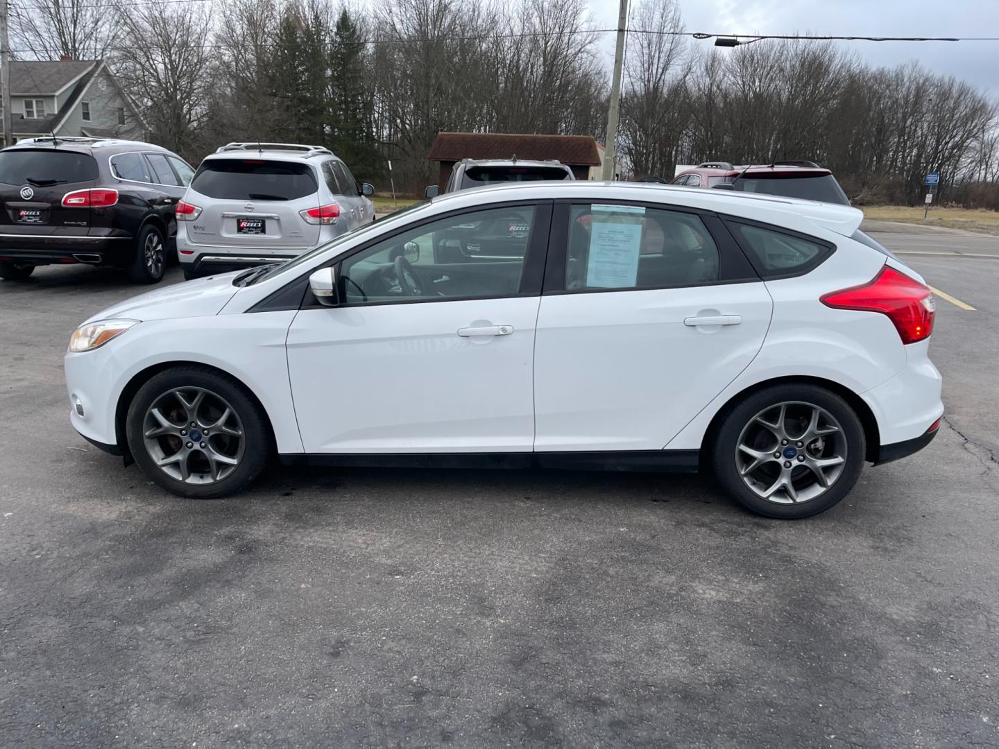 2013 White /Black Ford Focus SE Hatch (1FADP3K29DL) with an 2.0L I4 DOHC 16V engine, 6 Speed Automatic transmission, located at 547 E. Main St., Orwell, OH, 44076, (440) 437-5893, 41.535435, -80.847855 - Photo#13